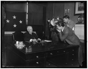 윌리엄 H. 스탠리(William H. Standley)(앉아 있음)는 1936년 12월 29일 퇴임하는 날 해군 작전 참모총장으로서 마지막 사진을 찍었다.