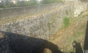 푸치아노 거리의 고대 성벽