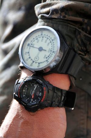 수심 측정기와 함께 G-Shock G-100을 착용한 미 해병대 군인