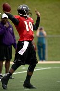 A picture of Troy Smith throwing a pass.