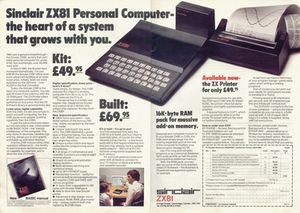 ZX81의 출시 광고. 16KB RAM 팩과 ZX 프린터가 연결된 ZX81과 "Sinclair ZX81 개인용 컴퓨터 - 당신과 함께 성장하는 시스템의 핵심"이라는 헤드라인이 표시된 2페이지 광고이다.