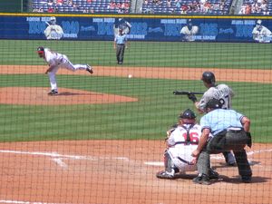 플로리다 말린스의 제레미 에르미다가 번트를 시도하고 있다.