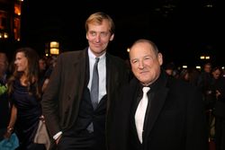 라르스 크라우메}}(왼쪽)와 주연 배우 부르크하르트 클라우스너.