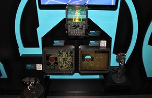 Su-35S 조종석 레이아웃: 헤드업 디스플레이, 두 개의 다기능 액정 디스플레이 및 HOTAS 제어 기능이 있는 제어 스틱