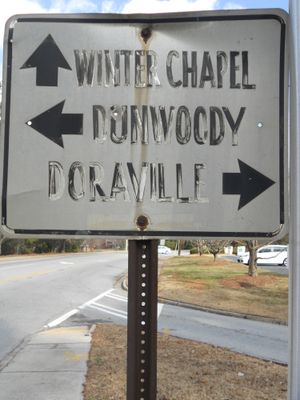던우디 빌리지, 윈터스 채플 및 도라빌을 가리키는 던우디 방향 표지판