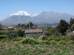 침보라소와 카리우아이라소가 암바토 외곽에서 보이는 모습