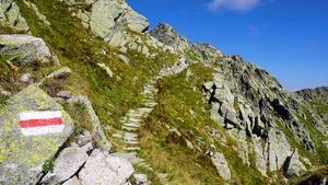 오를라 페르치(Orla Perć) 길의 빨간색 트레일 표지판