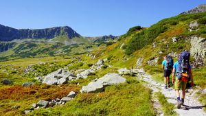 폴란드 쪽 타트라 산맥에서 하이킹을 하는 여행객