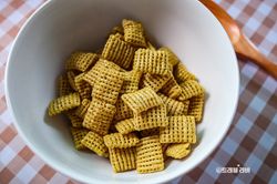 그릇에 담긴 첵스 파맛