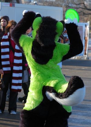 퍼리가 2009년에 Caramelldansen을 공연하고 있다.