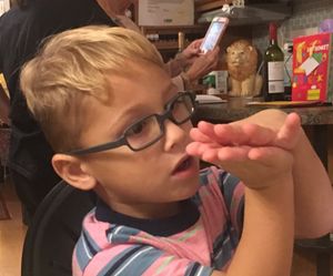 2018년 4살 소년이 "상어 가족" 춤을 추는 사진