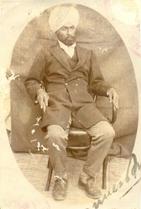 카슈미르의 박식가이자 변호사 몰비 압둘라. 그의 강연은 압둘라 셰이크와 다른 교육받은 무슬림 청년들에게 정의와 기본 권리를 위해 투쟁하도록 동기를 부여했다.