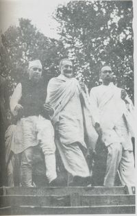 셰이크 압둘라와 네루, 바드샤 칸 (중앙) 1945년 샬리마르 정원에서