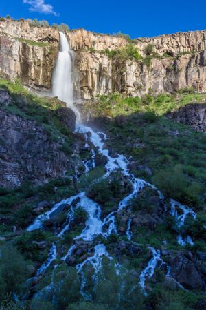 아라가츠 마을 근처의 게가로트 폭포