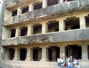 엘로라에 있는 12번 굴, 다층 암굴 비하라. 기둥의 추가 장식이 의도되었을 것이다.