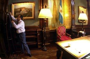 로드리게스 사아가 카사 로사다 사무실에 있다