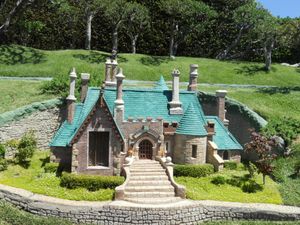 디즈니랜드의 스토리북 랜드 캐널 보트 어트랙션에 있는 토드 홀