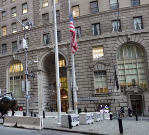 26 브로드웨이의 주요 아치형 입구