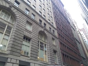 원래 구조(오른쪽)의 벽돌 외관은 확장된 건물(왼쪽)의 석회암 외관 옆, 뉴 스트리트에서 여전히 볼 수 있다.