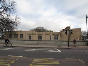 Caxton Name Plate Manufacturing Company의 이전 건물. 큐 브리지에서 회사 이름을 확인할 수 있다.