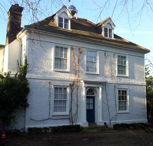 웨스트 홀은 큐 팰리스를 제외하고 큐에 남아있는 유일한 17세기 건물이다.