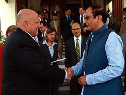 2004년 7월 이슬라마바드 총리 관저에서 초드리 슈자트 후세인 당시 총리가 리처드 알미티지 미국 국무부 부장관을 배웅하고 있다.