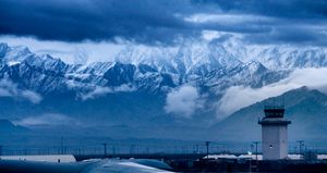 F}} 이상에서 겨울에는 영하의 기온에 이르기까지 혹독한 기후를 만들어낸다.