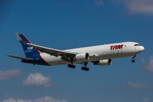 이전 TAM 카고 도색의 LATAM 카고 브라질 보잉 767-300F