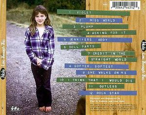 앨범 뒷면에는 오리건주 스프링필드에서 어린 시절 러브의 사진이 담겨 있다.