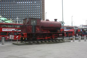 스트랫퍼드역 앞마당에 있는 Robert