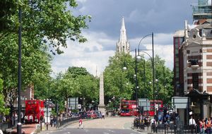 2008년 런던 동부 스트랫퍼드의 거리 풍경. 스트랫퍼드의 엔젤 레인은 비틀즈의 프로모션 영상에서 페니 레인으로 사용되었다.