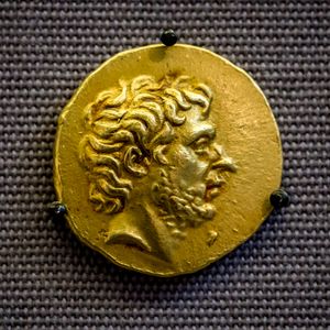 티투스의 모습이 새겨진 금화