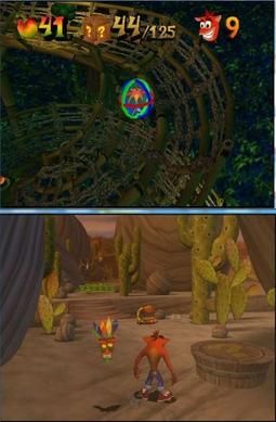 상단: 이 레벨에서 크래쉬는 "아틀라스피어" 안에 들어가 구르면서 진행한다. 화면 상단의 메뉴는 수집한 웸파 열매 수, 부서진 상자 수(레벨의 총 상자 수에서), 그리고 남은 목숨 수를 보여준다. 하단: 또 다른 레벨이다. 크래쉬의 왼쪽에 있는 것은 아쿠 아쿠로, 크래쉬를 피해로부터 보호해 주는 지각 있는 가면이다. 크래쉬의 오른쪽에 있는 것은 "?" 플랫폼으로, 보너스 라운드로 이어진다. 크래쉬 앞에는 다양한 위험 요소가 있다. 적 전갈이 다리 앞에서 순찰하고, 적 새는 다리 건너편에 있는 폭발성 니트로 상자 위에 떠다닌다.