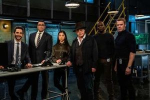 블랙리스트 등장인물 (시즌 9, 2021–2022). 왼쪽부터: 아람 모즈타바(아미르 아리슨), 해롤드 쿠퍼(해리 레닉스), 알리나 박(로라 손), 레이먼드 레딩턴(제임스 스페이더), 뎀베 주마(히샴 타우피크), 도널드 레슬러(디에고 클라텐호프)