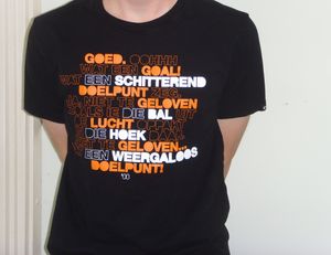 네덜란드 축구의 하이라이트 중 하나로 여겨지는 마르코 판 바스턴의 골에 대한 네덜란드 TV 해설이 담긴 티셔츠