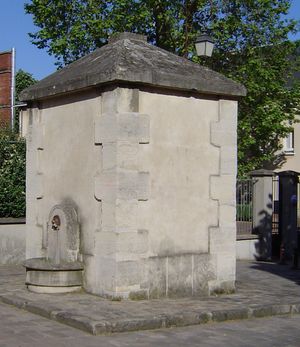 1707년에 재건되어 1835년에 분수로 변모한 중세 시대의 우물