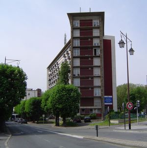 대학 기숙사 건물 중 하나.