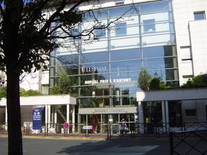 앙토니의 사립 병원 정문