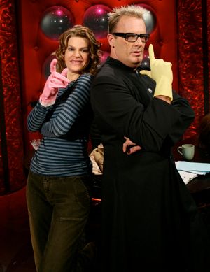 버나드가 잭 E. 제트(Jack E. Jett)와 함께 The Queer Edge를 진행하고 있다.