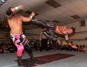 2019년 아켓이 에단 페이지에게 드롭킥을 날리는 모습