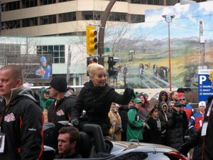 커스버트가 2009년 제97회 그레이 컵에 참석한 모습