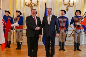 키스카와 미국 국무장관 마이크 폼페이오, 그라쌀코비치 궁전, 2019년 2월