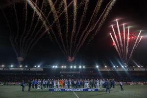 경기장 위 불꽃놀이