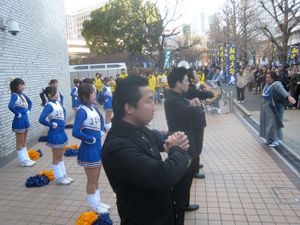 미국식 치어리더와 전통적인 일본식 오엔단이 혼합된 대학 역전 경주에서 흔히 볼 수 있는 대학 응원 리더들