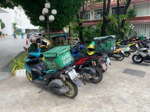 방콕 몽티엔 호텔에 주차된 그랩푸드 배달원들의 오토바이