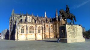 수도원 측면과 누노 알바레스 페레이라의 동상