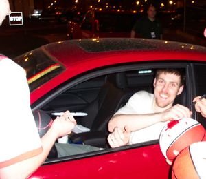 시카고 불스 선수 시절 팬들에게 농구공에 사인해주는 안드레스 노시오니