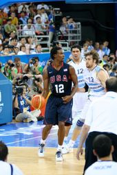 2008년 8월 미국 대 아르헨티나 경기에서 크리스 보쉬를 수비하는 노시오니 (#13)