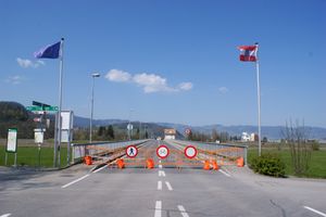 오스트리아와 스위스 국경의 라인강 다리 전면 폐쇄