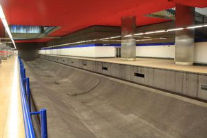 차마르틴의 텅 빈 승강장. 11호선과 13호선(미개통)을 위해 건설되었다